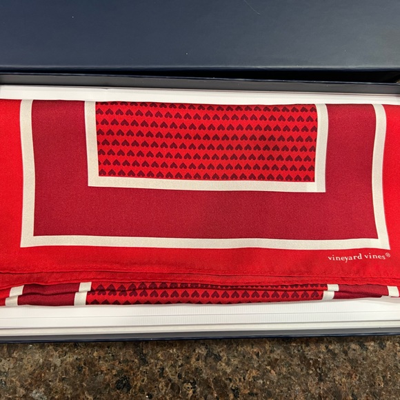 Brand New Vineyard Vines Valentine’s Day Hearts 100% Silk Scarf - Picture 8 of 9